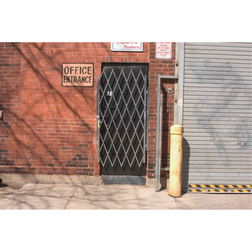 Barri&egrave;res de porte robustes, Simple, 4' lo x 6' 6" h d&eacute;ploy&eacute; St. Lawrence Industrial & Safety Supply