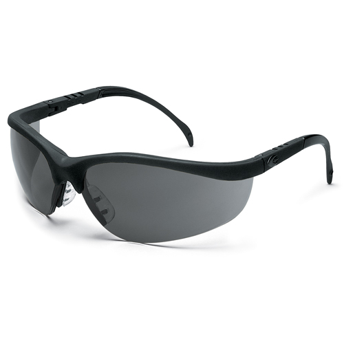 Lunettes de s&eacute;curit&eacute; Klondike, Lentille Grise/fum&eacute;e, Antibu&eacute;e/Anti-&eacute;gratignures, R&eacute;pond ou surpasse la norme CSA Z94.3 St. Lawrence Industrial & Safety Supply