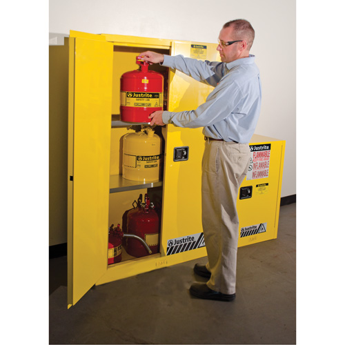 Armoires Sure-Grip EX pour produits inflammables, 45 gal., 2 Porte(s), 43" La x 65" h x 18" p St. Lawrence Industrial & Safety Supply