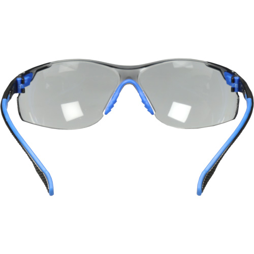 Lunettes de s&eacute;curit&eacute; Solus avec lentilles Scotchgard, Lentille Grise/fum&eacute;e, Antibu&eacute;e, R&eacute;pond ou surpasse la norme CSA Z94.3 St. Lawrence Industrial & Safety Supply