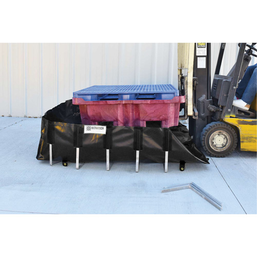Berme de confinement des d&eacute;versements Ultra-IBC Berm, Capacit&eacute; 400 gal. US, 6' la x 6' lo x 18" h, Support en L St. Lawrence Industrial & Safety Supply