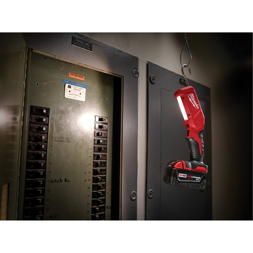 B&acirc;ton lumineux M18, Crochet, Rechargeable, 300 lumens St. Lawrence Industrial & Safety Supply