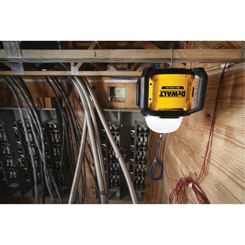 Baladeuse polyvalent sans fil Tool Connect 20V Max, DEL, 5000 lumens, Boîtier en Plastique St. Lawrence Industrial & Safety Supply
