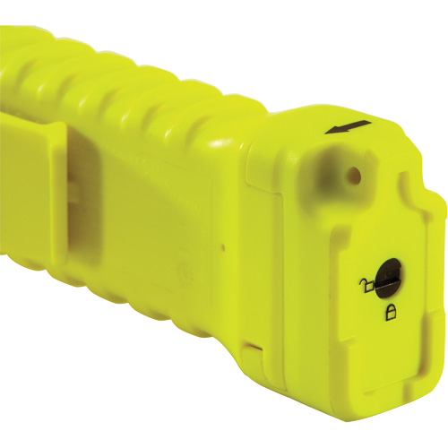 Lampe de poche magn&eacute;tique &agrave; angle droit, DEL, 336 lumens, Piles AA St. Lawrence Industrial & Safety Supply