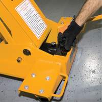 Cric de transmission Yellow Jackit, Cap. de levage 2,2 tonnes St. Lawrence Industrial & Safety Supply