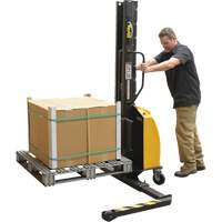 Gerbeur motoris&eacute; avec m&acirc;t &eacute;troit, Fonctionnement &eacute;lectrique, Capacit&eacute; 1000 lb, Lev&eacute;e max 63" St. Lawrence Industrial & Safety Supply