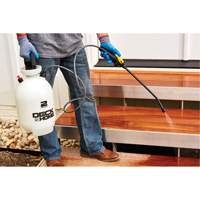 Vaporisateur universel Deck & Home, 2 gal. (9 L), Poly&eacute;thyl&egrave;ne, Lance de 15" St. Lawrence Industrial & Safety Supply