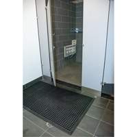 Tapis d'entr&eacute;e ext&eacute;rieure, Caoutchouc, Grattoir Type, Motif Textur&eacute;, 2' x 2-2/3', Noir St. Lawrence Industrial & Safety Supply