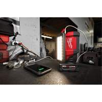 Projecteur &agrave; faisceau large pour entretien et r&eacute;paration avec chargeur USB M12 Rover, DEL, 700 lumens St. Lawrence Industrial & Safety Supply
