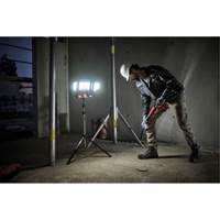 Lampe de travail &agrave; DEL professionnelle &agrave; panneaux pliants lumens sans fil 18V sur tr&eacute;pied, DEL, 3600 lumens St. Lawrence Industrial & Safety Supply